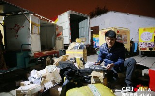 嘉浩科技工作累不累 西安一快递小哥夜间送货深受信任，56家商户给他配门店钥匙